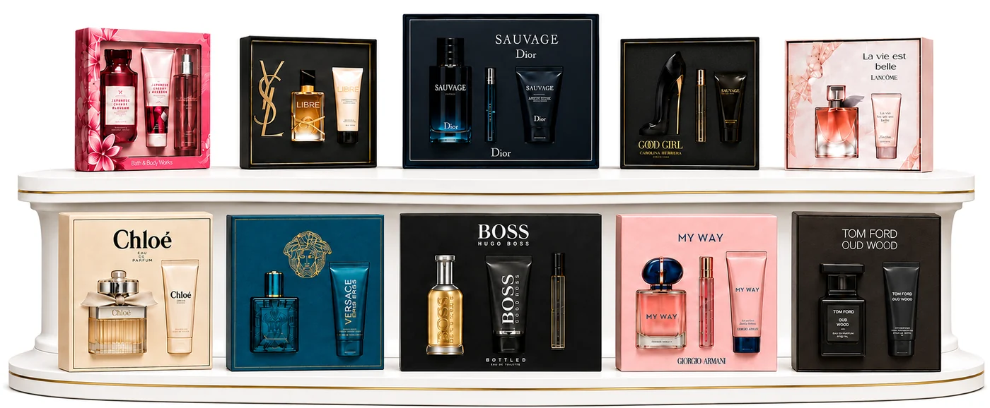 بكجات هدايا معروضة على رف — Dior Sauvage وYSL Libre وCarolina Herrera Good Girl وLancôme La Vie Est Belle وChloé وVersace وHugo Boss Bottled وArmani My Way وTom Ford Oud Wood